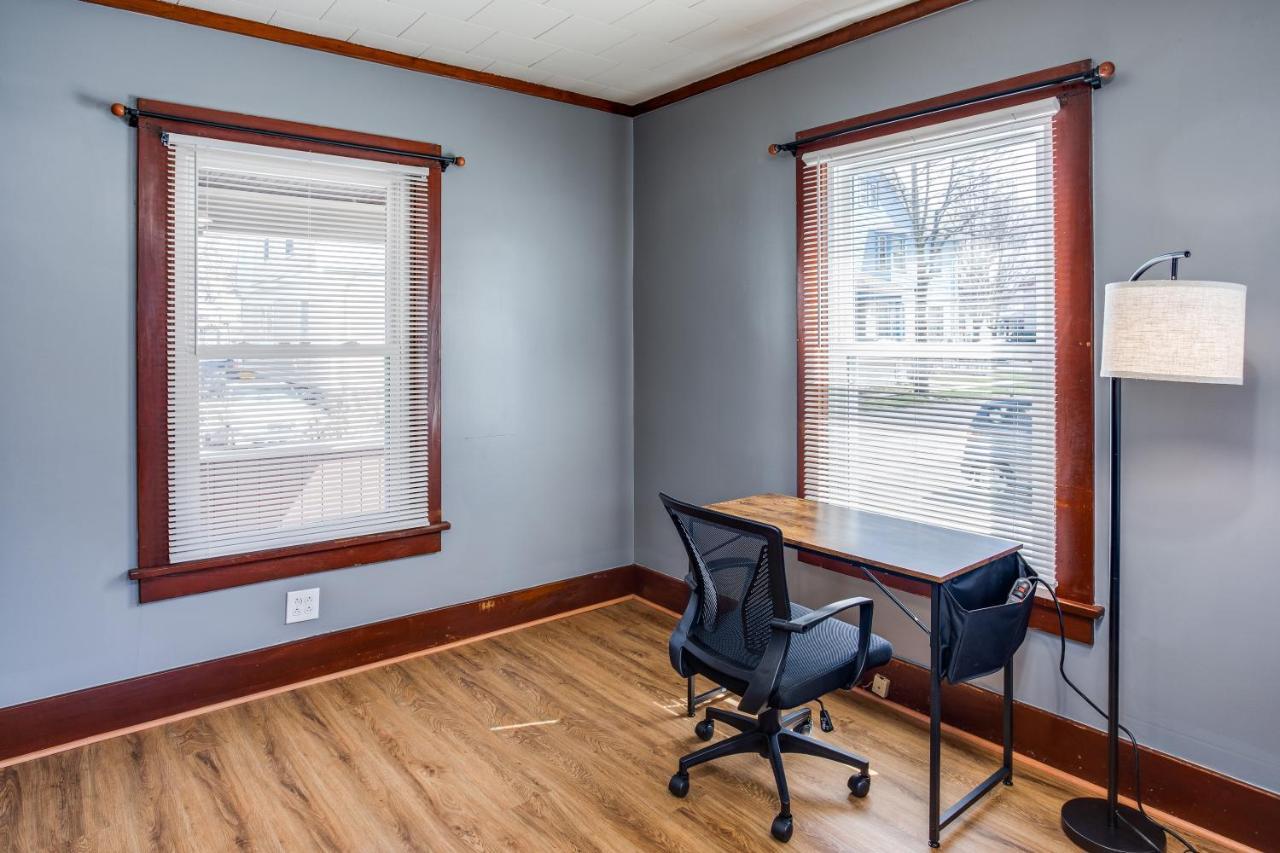 Spacious Home With In-Unit Laundry, Parking, 1Gb Wifi, & Patio Deck Rochester Bagian luar foto