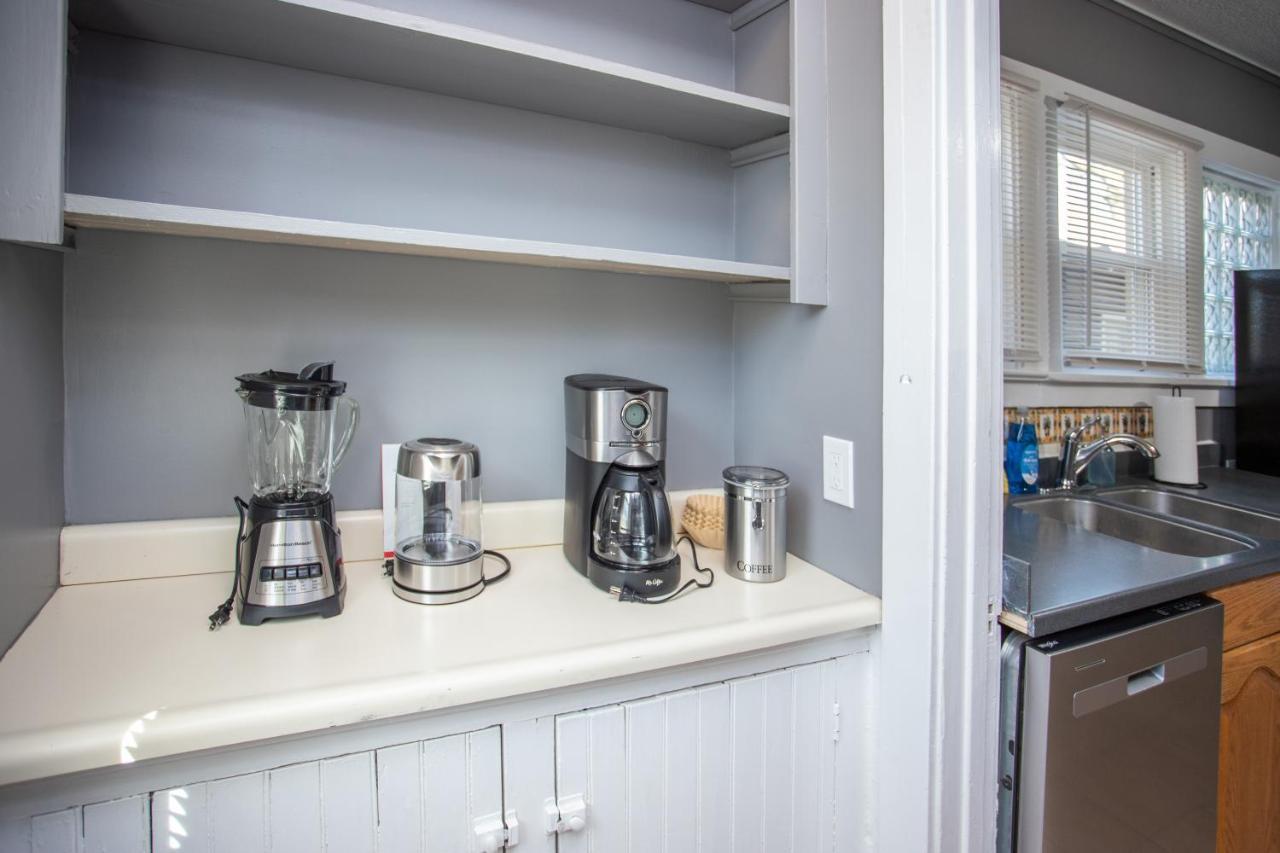 Spacious Home With In-Unit Laundry, Parking, 1Gb Wifi, & Patio Deck Rochester Bagian luar foto