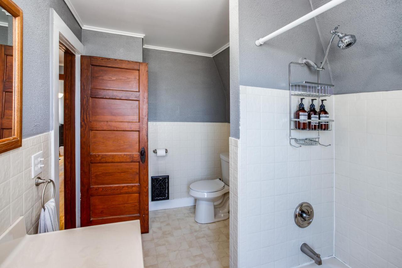 Spacious Home With In-Unit Laundry, Parking, 1Gb Wifi, & Patio Deck Rochester Bagian luar foto