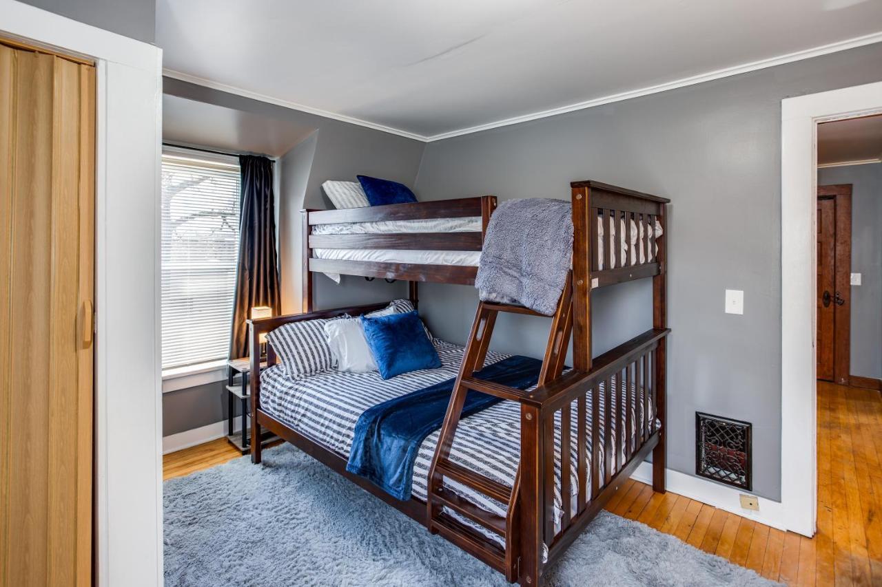 Spacious Home With In-Unit Laundry, Parking, 1Gb Wifi, & Patio Deck Rochester Bagian luar foto