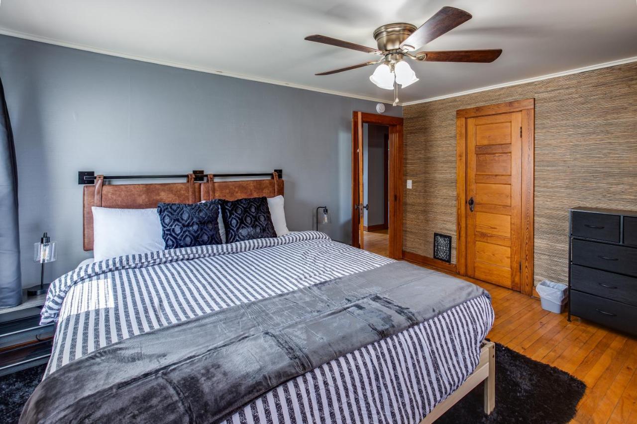 Spacious Home With In-Unit Laundry, Parking, 1Gb Wifi, & Patio Deck Rochester Bagian luar foto