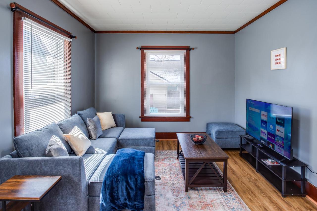 Spacious Home With In-Unit Laundry, Parking, 1Gb Wifi, & Patio Deck Rochester Bagian luar foto
