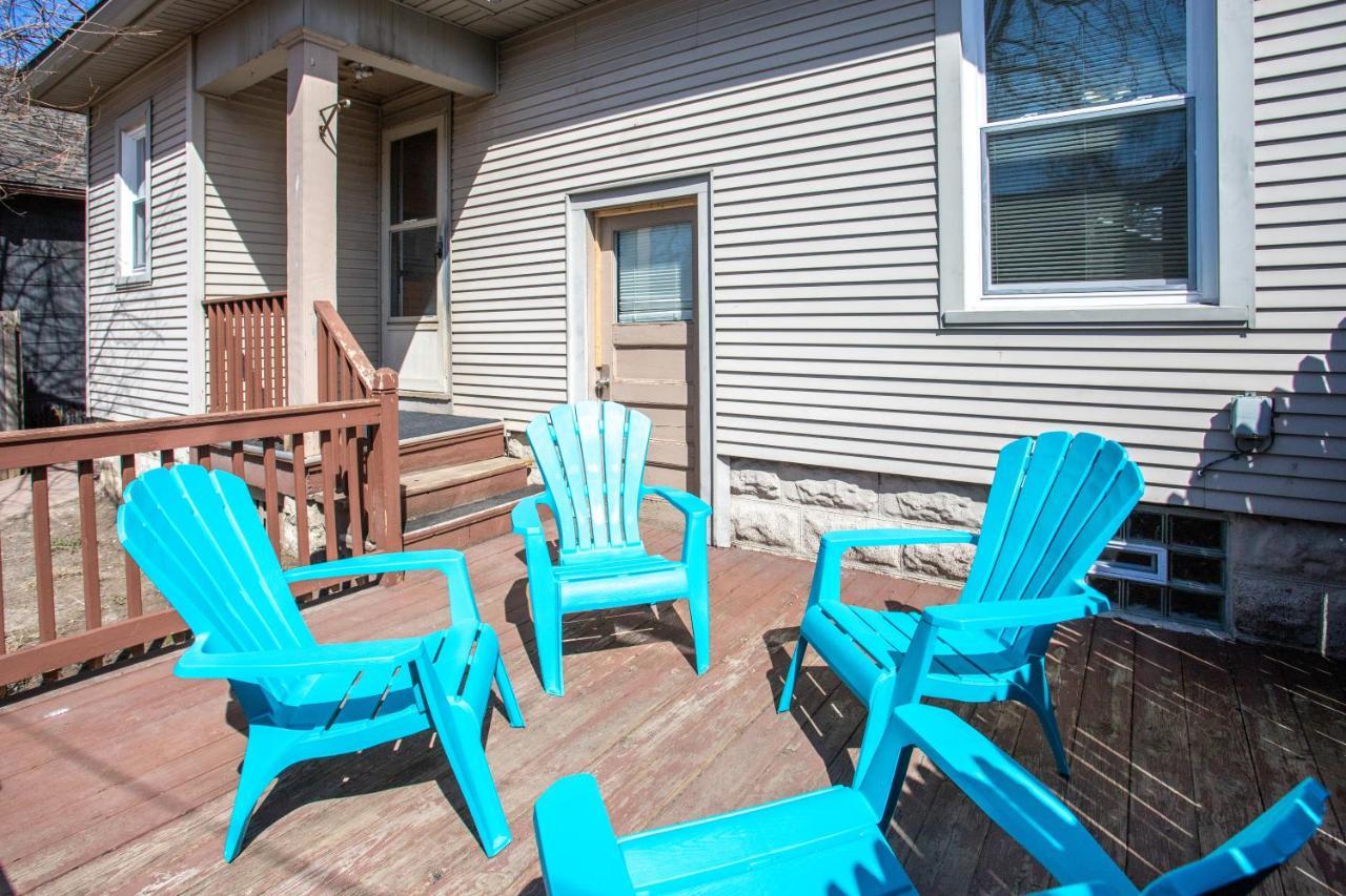 Spacious Home With In-Unit Laundry, Parking, 1Gb Wifi, & Patio Deck Rochester Bagian luar foto