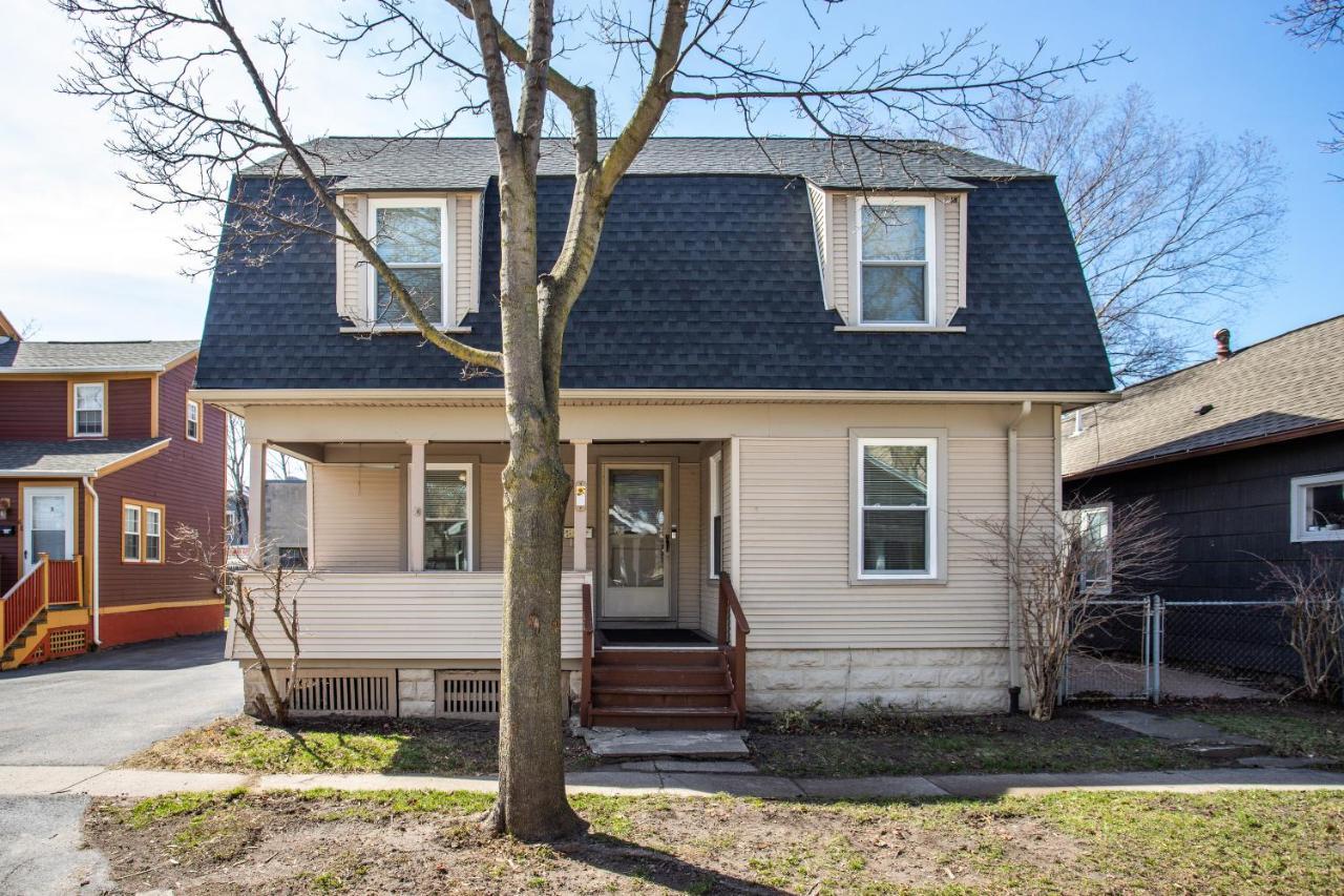 Spacious Home With In-Unit Laundry, Parking, 1Gb Wifi, & Patio Deck Rochester Bagian luar foto