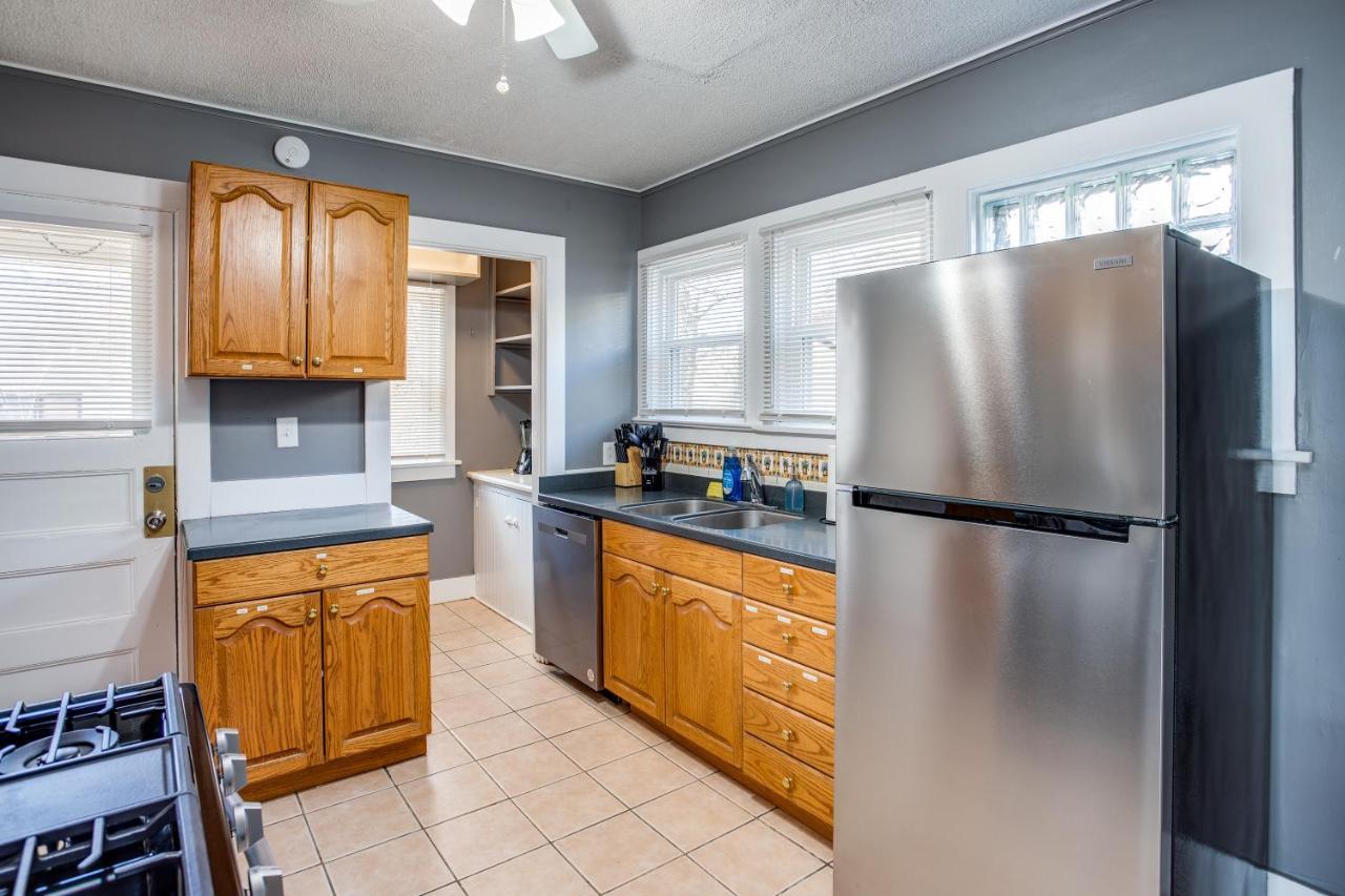 Spacious Home With In-Unit Laundry, Parking, 1Gb Wifi, & Patio Deck Rochester Bagian luar foto