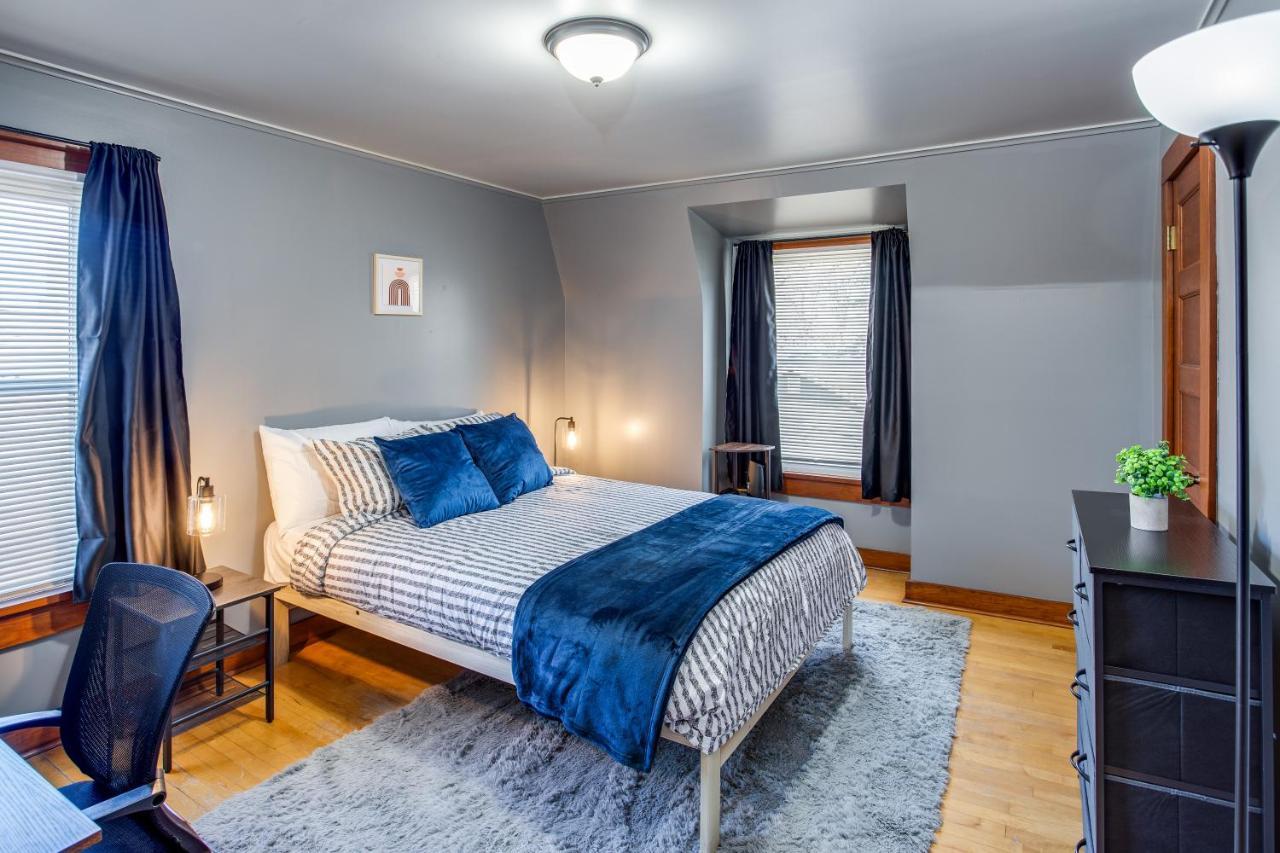 Spacious Home With In-Unit Laundry, Parking, 1Gb Wifi, & Patio Deck Rochester Bagian luar foto