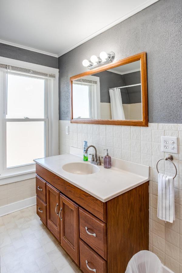 Spacious Home With In-Unit Laundry, Parking, 1Gb Wifi, & Patio Deck Rochester Bagian luar foto