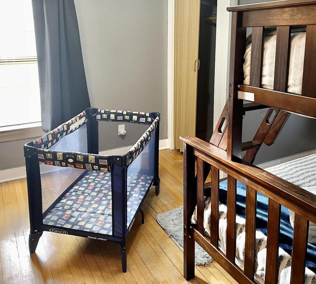 Spacious Home With In-Unit Laundry, Parking, 1Gb Wifi, & Patio Deck Rochester Bagian luar foto